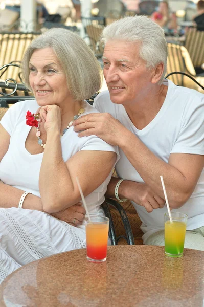 Casal velho beber suco — Fotografia de Stock