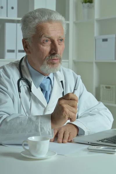 Médico de edad avanzada con portátil —  Fotos de Stock