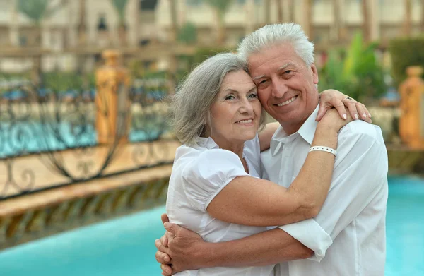 Seniorenpaar in der Nähe des Pools — Stockfoto