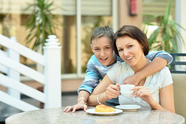 Mother and son at breakfast — Stock Photo, Image