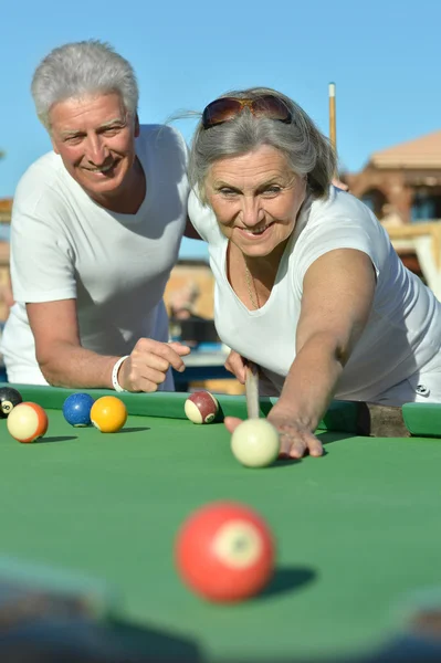 Yaşlı çift oyun Bilardo — Stok fotoğraf