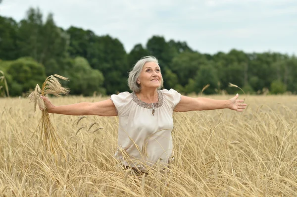 Seniorin im Sommerfeld — Stockfoto