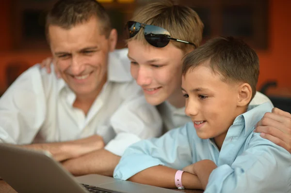 Pai e filhos com laptop — Fotografia de Stock