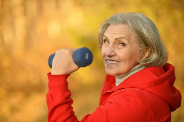 In forma donna anziana esercizio — Foto Stock