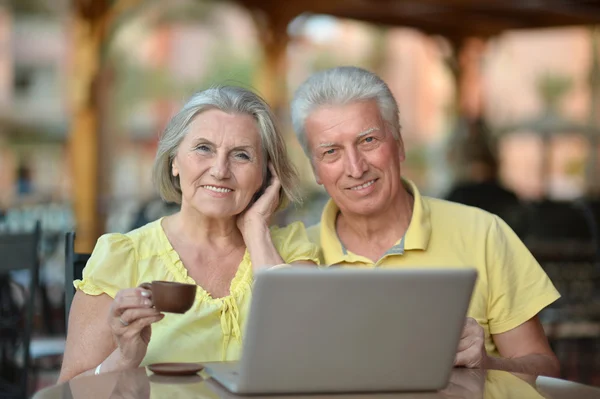 Casal maduro com laptop — Fotografia de Stock