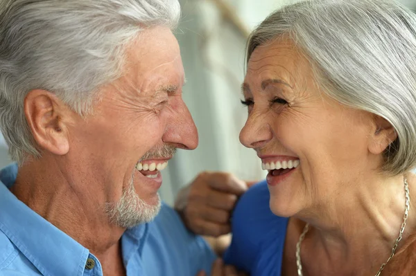 Feliz pareja de ancianos — Foto de Stock