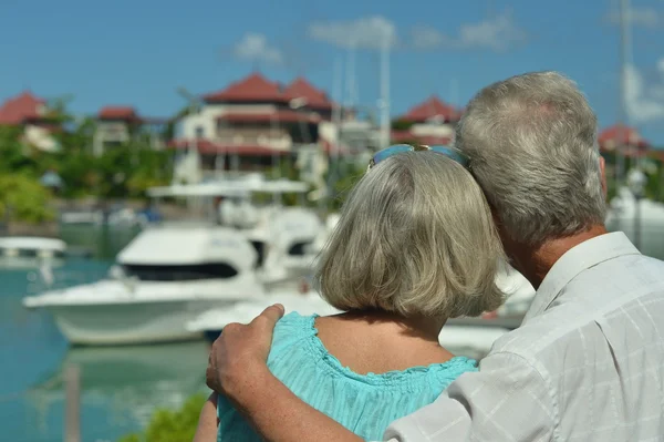 Seniorenpaar auf der Seebrücke — Stockfoto