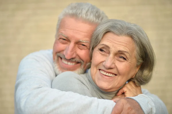 Älteres Paar in der Nähe der Mauer — Stockfoto