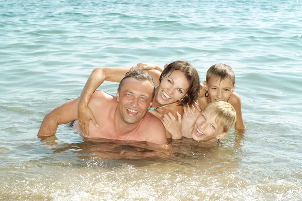 Família feliz na praia — Fotografia de Stock