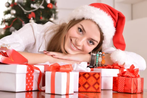 Chica con regalos cerca del árbol de Navidad — Foto de Stock