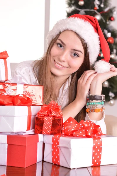 Chica con regalos cerca del árbol de Navidad —  Fotos de Stock