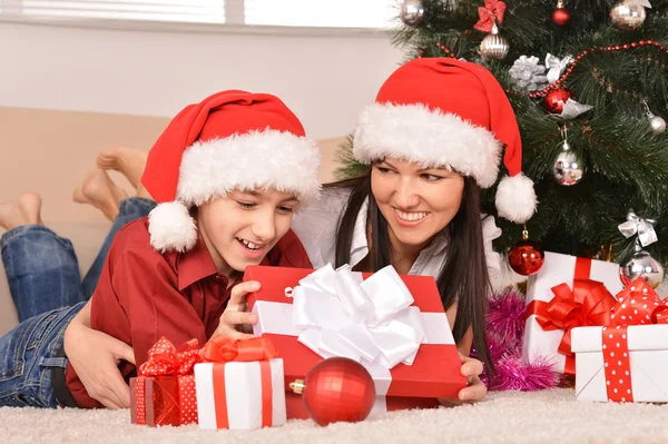 Anne ve oğlu, Noel Baba şapkaları — Stok fotoğraf