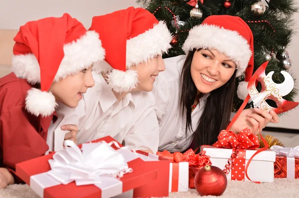 Mamma och barn i santa hattar — Stockfoto