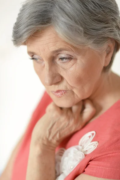 Tankeväckande äldre kvinna — Stockfoto