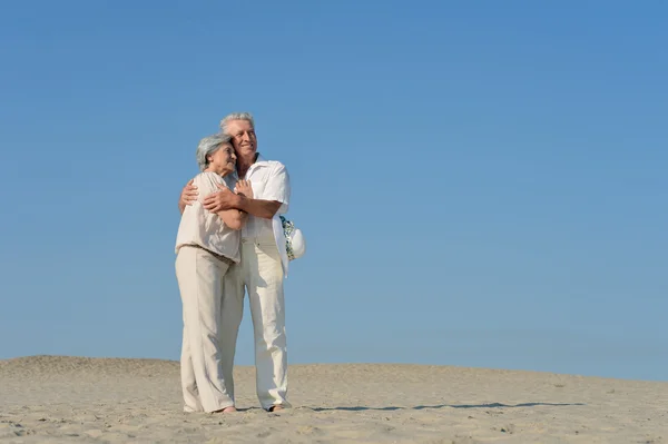 Elder couple in love walking barefoot — Stock Photo, Image