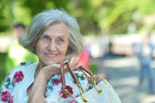 Idősebb nő a nyári parkban — Stock Fotó