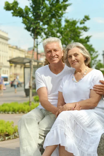 Hermosa pareja de ancianos al aire libre —  Fotos de Stock