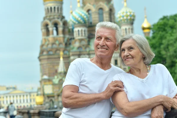 Casal de idosos bonito ao ar livre — Fotografia de Stock