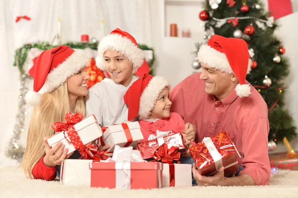 Aile yeni yılı kutluyor — Stok fotoğraf