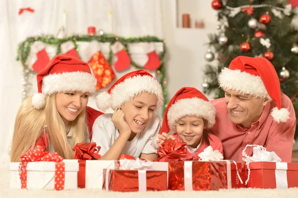 Aile yeni yılı kutluyor — Stok fotoğraf