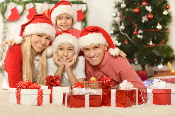 Familie viert nieuwjaar — Stockfoto