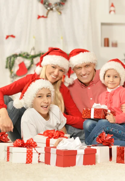 Familie feiert Neujahr — Stockfoto