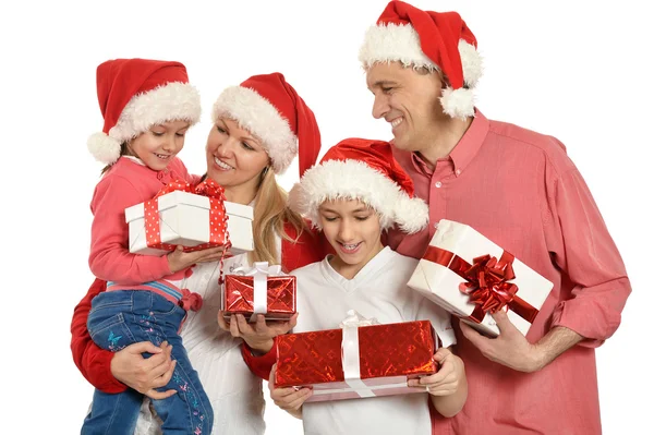 Familie mit Kindern in Weihnachtsmützen — Stockfoto