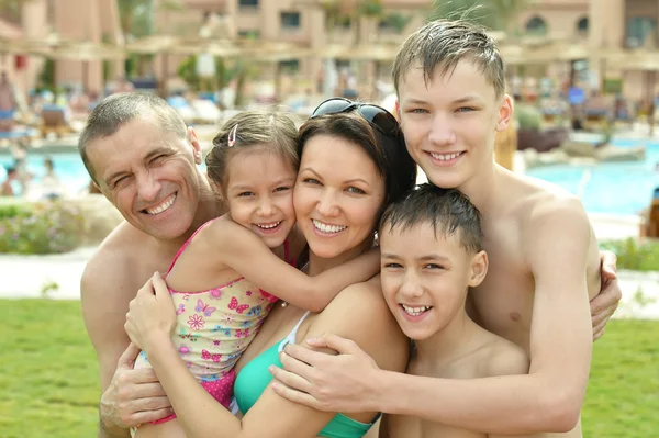 Familie vergnügt sich am Pool — Stockfoto