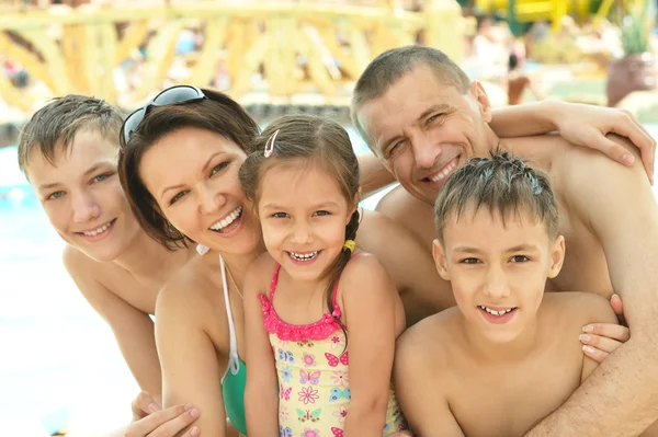 Familia divirtiéndose cerca de la piscina —  Fotos de Stock