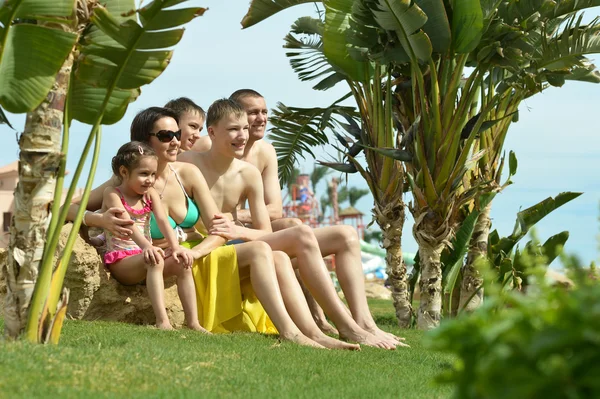 Famille s'amuser près de la piscine — Photo