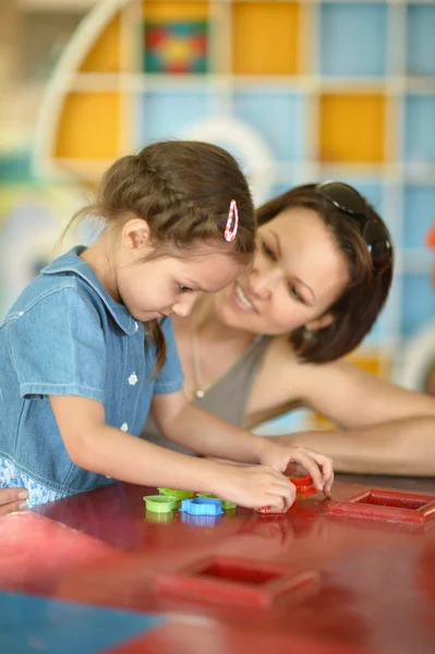 Menina brincando com a mãe — Fotografia de Stock