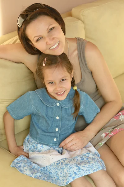 Mutter und kleines Mädchen auf dem Sofa — Stockfoto