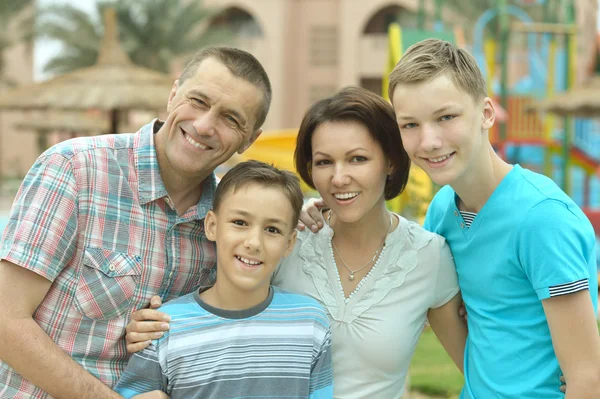 Familjen på tropical resort. — Stockfoto