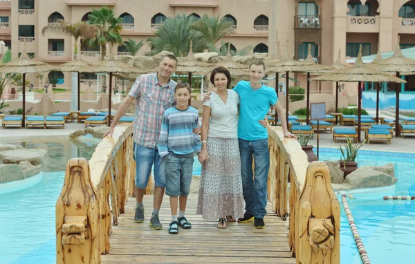 Famille au resort tropical . — Photo