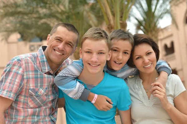 Familie im Tropenresort. — Stockfoto