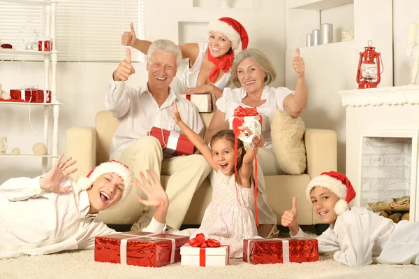 Familie feiert Neujahr — Stockfoto