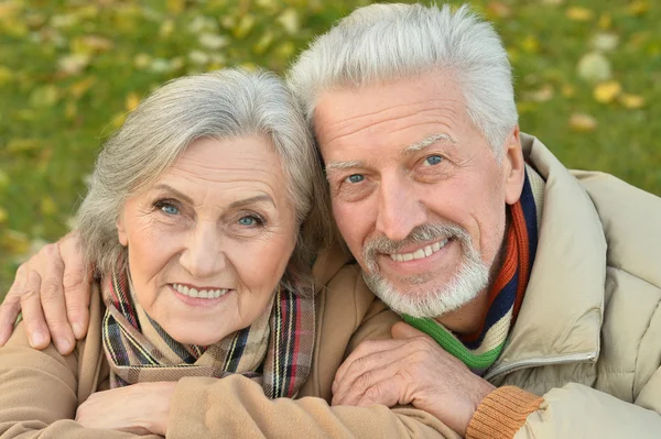 Pareja mayor en el parque de otoño — Foto de Stock