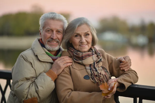 Pareja de ancianos cerca del río —  Fotos de Stock