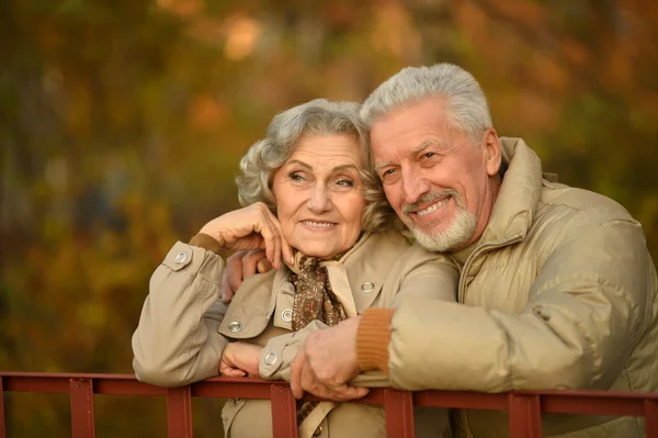 Coppia Senior nel parco autunnale — Foto Stock