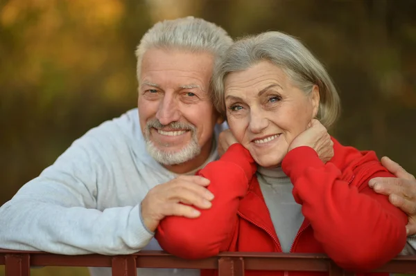 Feliz ajuste pareja de ancianos —  Fotos de Stock