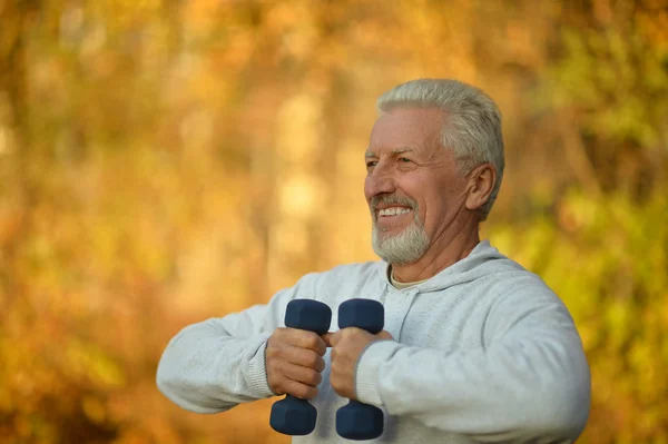 Homme âgé faisant de l'exercice avec haltères — Photo
