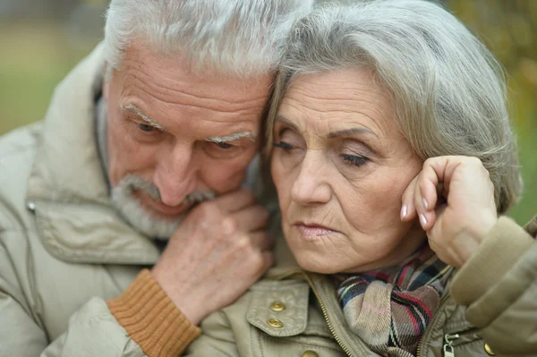 Triste coppia anziana nel parco — Foto Stock