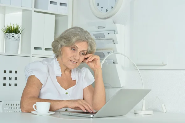 Anciana que trabaja en el portátil — Foto de Stock