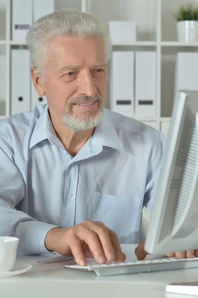 Зрелый бизнесмен, работающий за компьютером — стоковое фото
