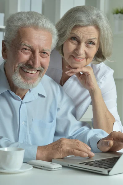 Glad senior par med bärbar dator — Stockfoto