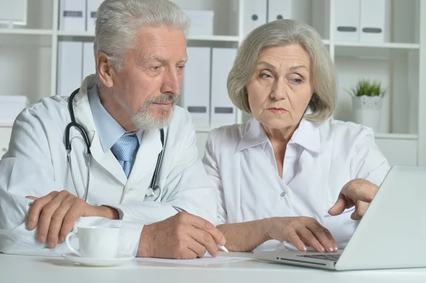 Médicos seniores com laptop — Fotografia de Stock