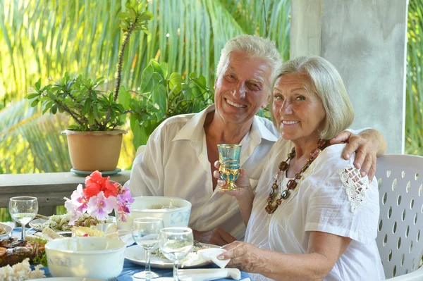 Casal maduro no restaurante — Fotografia de Stock