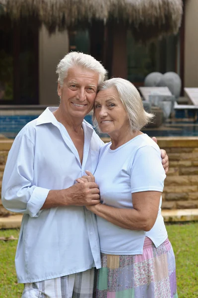 Starszy para w pobliżu hotel resort — Zdjęcie stockowe