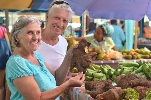 Vacker äldre par på marknaden — Stockfoto