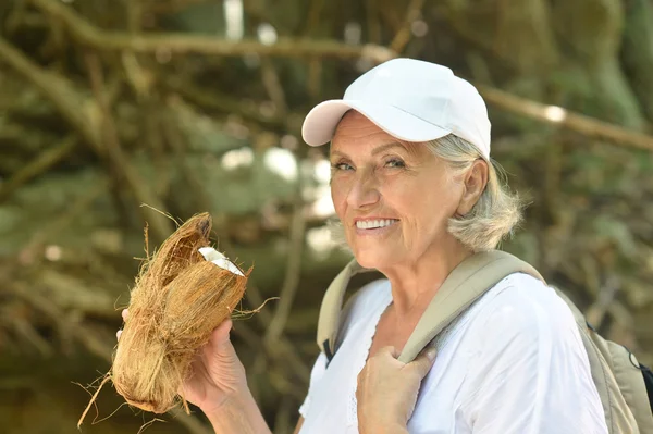 Turista mujer mayor con coco —  Fotos de Stock